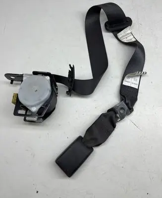 Lexus IS 220D-250-350 Middle seatbelt (rear) 0435027