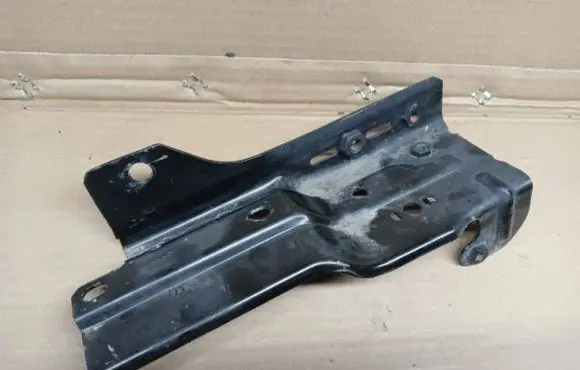 Front bumper mounting bracket