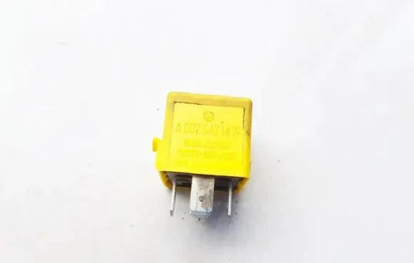 Mercedes-Benz E W210 Other relay a0025421419 v23134-a52-x335
