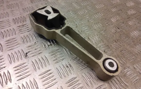 Land Rover Evoque I Engine mounting bracket