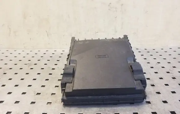 Volkswagen Touran I Fuse box cover 1K0937132F 1K0937132G 014189871