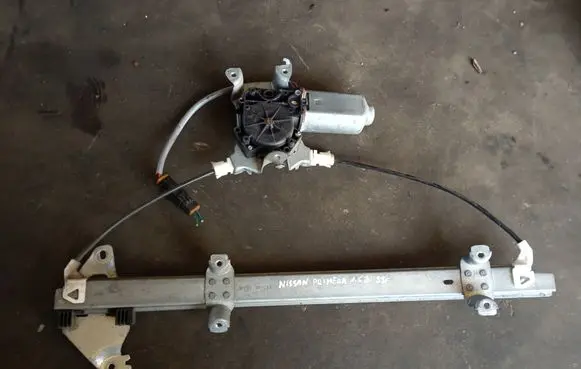 Nissan Primera Front door electric window regulator 400438B