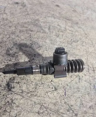 Volkswagen Golf V Fuel injector 03G130073G