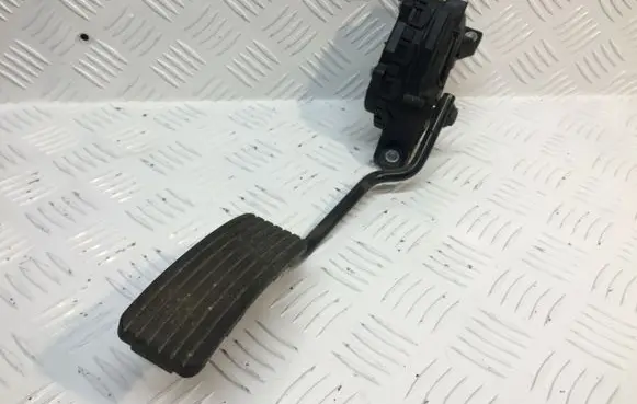 Mitsubishi Carisma Accelerator throttle pedal 30865642