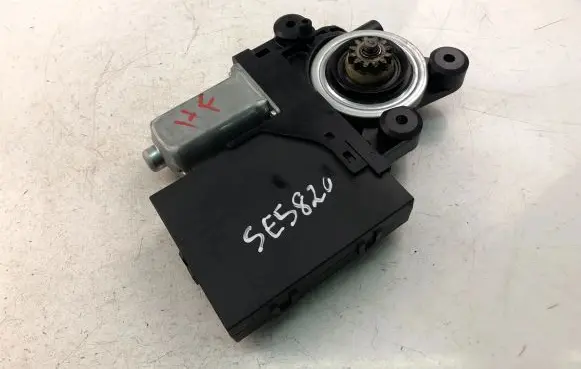 Volvo S40 Front door window regulator motor 979038100