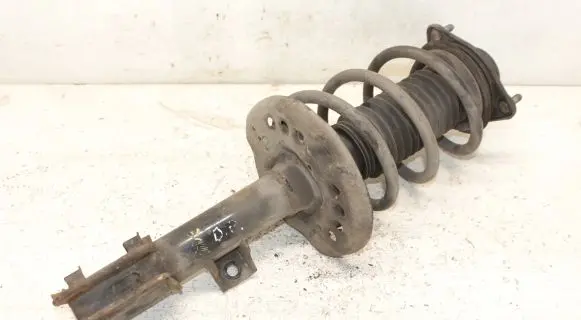 Hyundai i40 Front shock absorber with coil spring 546613Z330