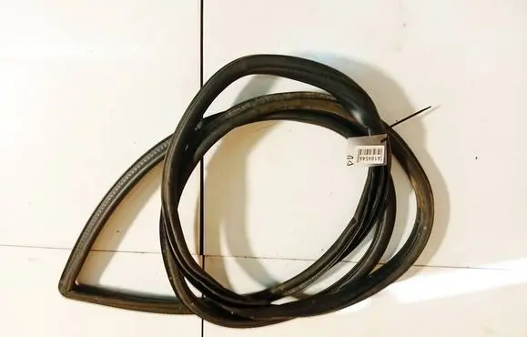 Chrysler Voyager Rubber seal front coupe door 