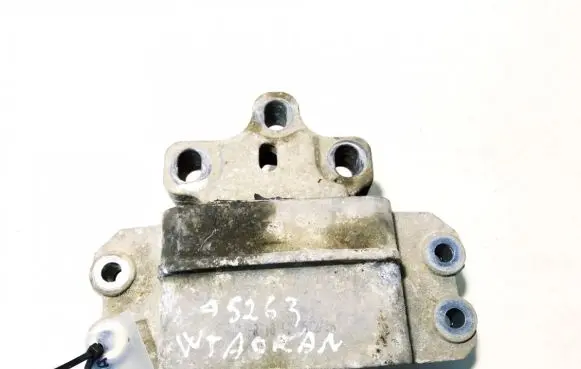 Volkswagen Touran I Engine mount bracket 1k0199555