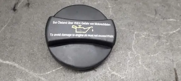 Mercedes-Benz E W210 Oil filler cap A0000101285