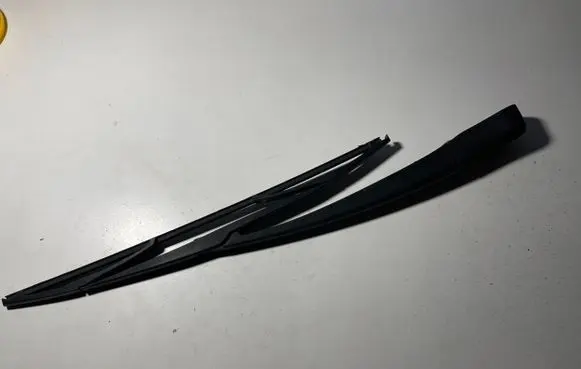 Rear wiper blade arm