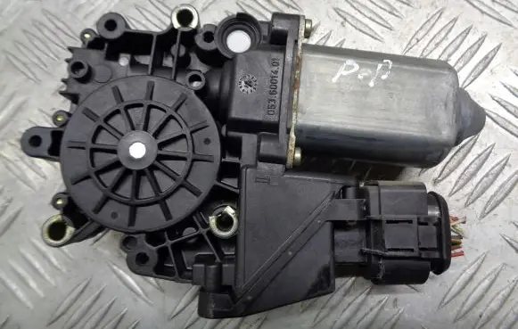 Audi A4 S4 B5 8D Vent window/glass motor 114182302