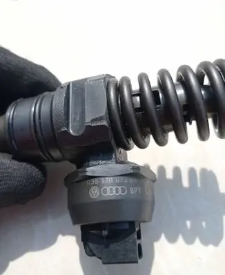 Volkswagen Caddy Fuel injector 038130073BN