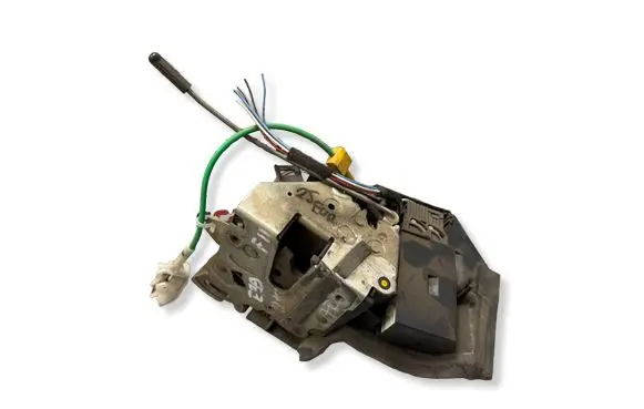 BMW 5 E39 Front door lock 8235114