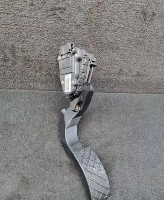 Accelerator throttle pedal
