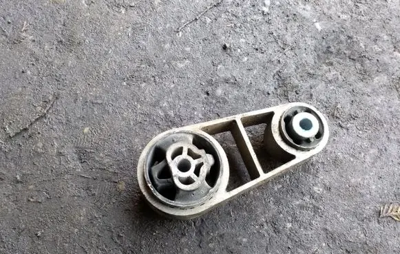 Ford Mondeo Mk III Engine mount bracket
