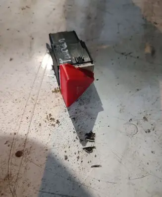 Volkswagen Touran I Hazard light switch