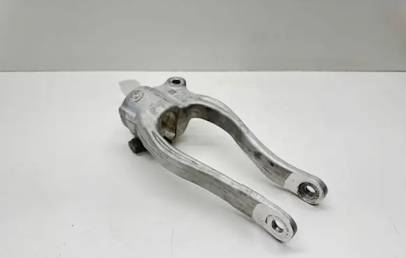 BMW 8 G15 Lower shock absorber bracket 6861199