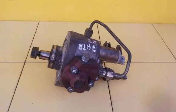 Opel Astra J Fuel injection high pressure pump 55570040