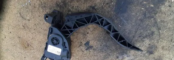 Accelerator throttle pedal