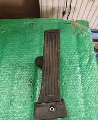 Accelerator throttle pedal