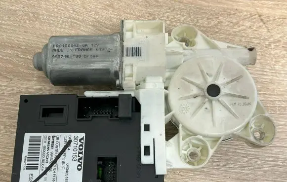 Volvo S40 Front door window regulator motor 30710153