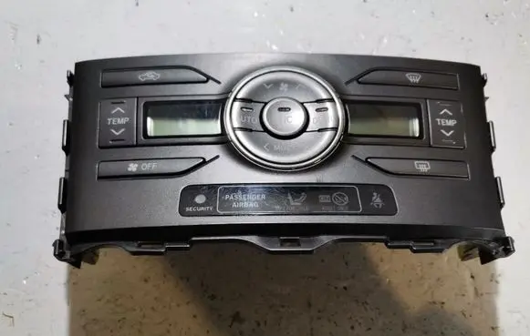 Toyota Auris 150 Climate control unit 5590002220B