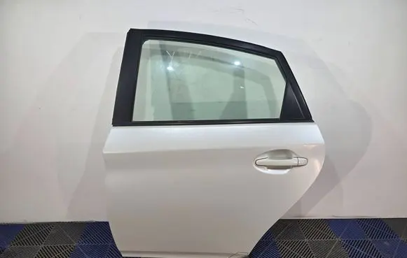 Toyota Prius (XW30) Rear door 