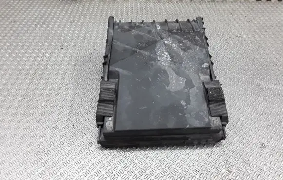 Volkswagen Tiguan Fuse box cover 1K0937132F