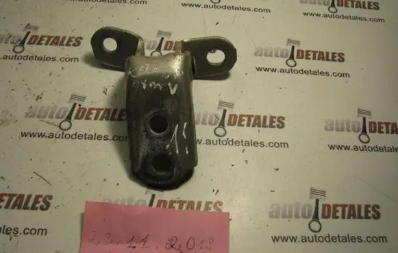 Honda CR-V Front door upper hinge