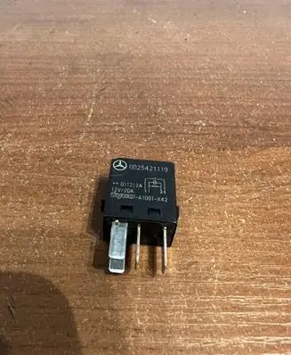 Mercedes-Benz A W168 Other relay 0025421119 D4715