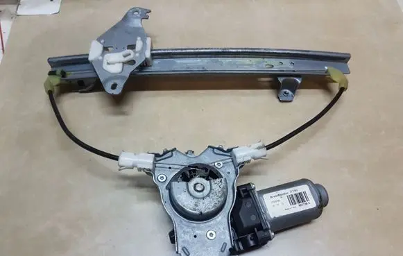 Nissan Qashqai Rear door window regulator motor 402190A