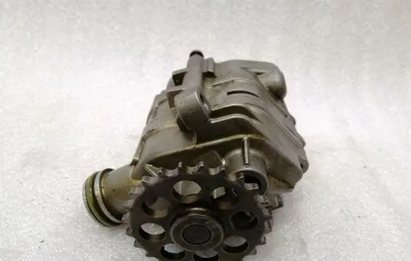 Mercedes-Benz S W221 Oil pump R1371811101