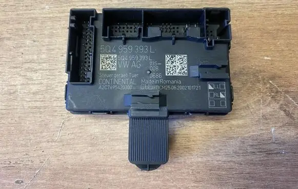Skoda Octavia Mk4 Door control unit/module 5Q4959393L