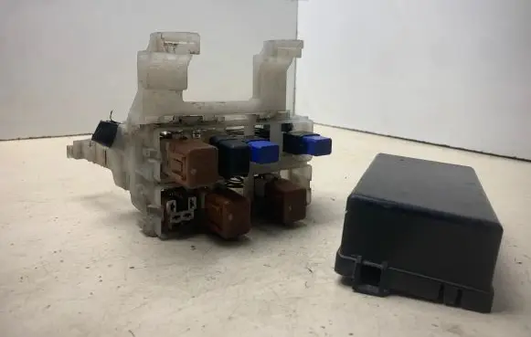 Nissan X-Trail T30 Relay mounting block 