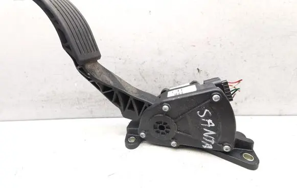 Accelerator throttle pedal