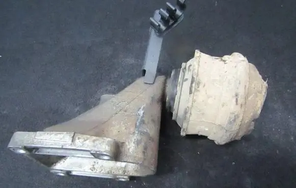 Mercedes-Benz C W202 Engine mount bracket 6112230604