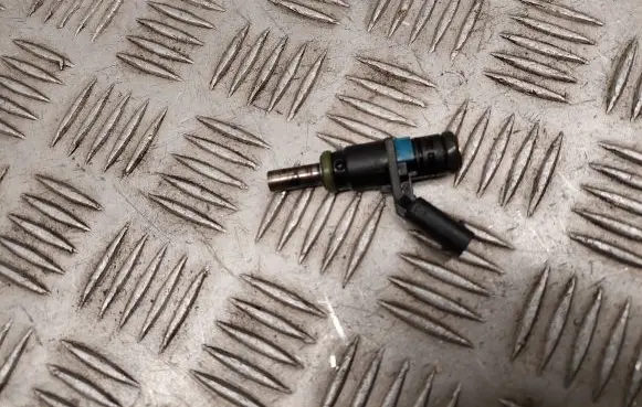 Audi Q7 4M Fuel injector 06E906031