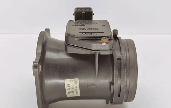 Audi A4 S4 B5 8D Mass air flow meter 058133471 AFH6010B