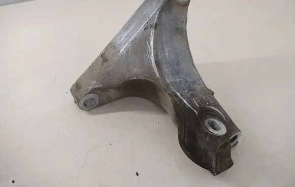 Subaru Outback (BS) Engine mounting bracket