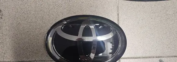 Toyota Hilux VIII Manufacturer badge logo/emblem 9097502159