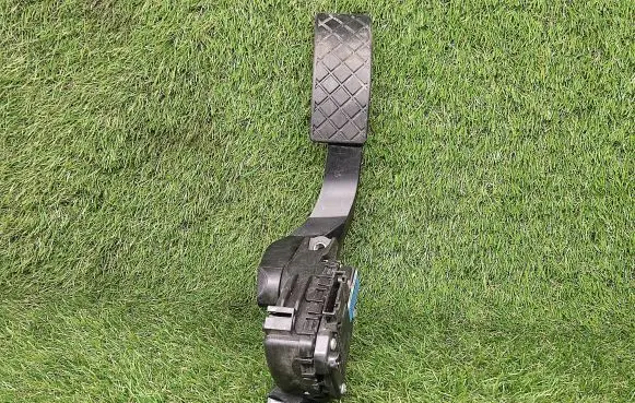 Audi A6 S6 C5 4B Accelerator throttle pedal 8D1723523N
