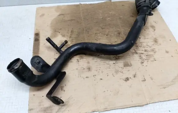 Volkswagen PASSAT B5.5 Engine coolant pipe/hose
