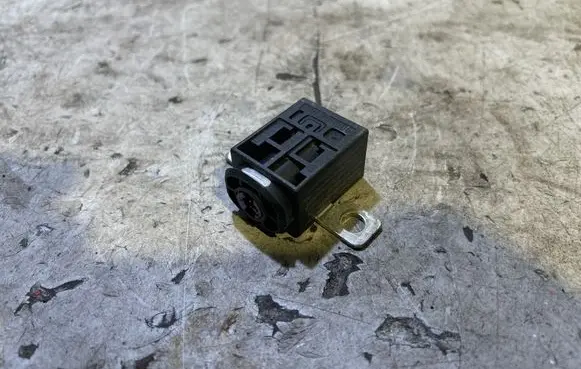 Audi A6 S6 C5 4B Battery relay fuse 4F0915519