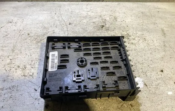Volkswagen PASSAT CC Fuse module 3C0937125 63592777