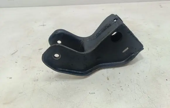 Mitsubishi 3000 GT Engine mounting bracket 
