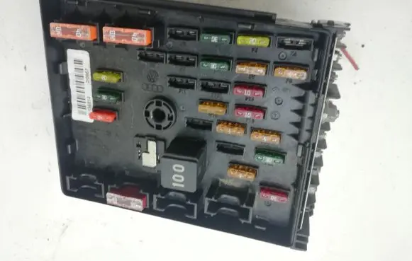 Volkswagen PASSAT B7 Fuse box set 3C0937125A