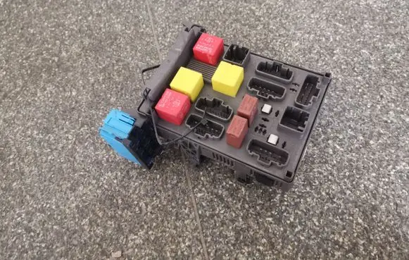Renault Espace - Grand espace IV Fuse module 8200004201E