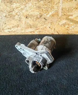 Renault Captur Starter motor 233000557R