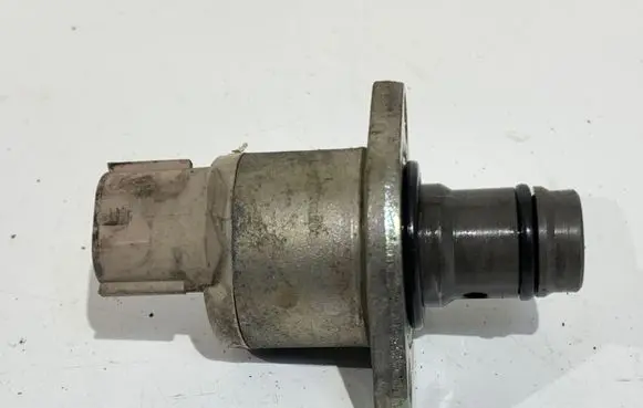 Toyota Corolla E120 E130 Fuel pressure regulator 300930