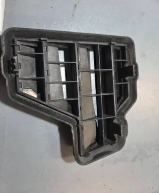 Quarter panel pressure vent